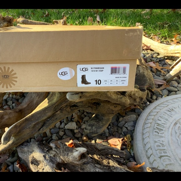 UGG Expresso Leather Finnegan W 10. Great Condition - Picture 6 of 12